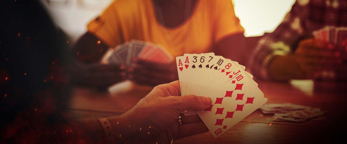 carte da burraco tenute in mano da un vip