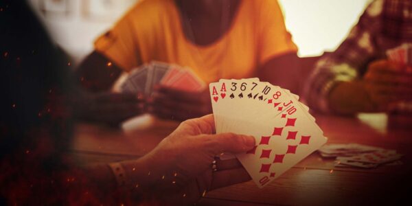 carte da burraco tenute in mano da un vip