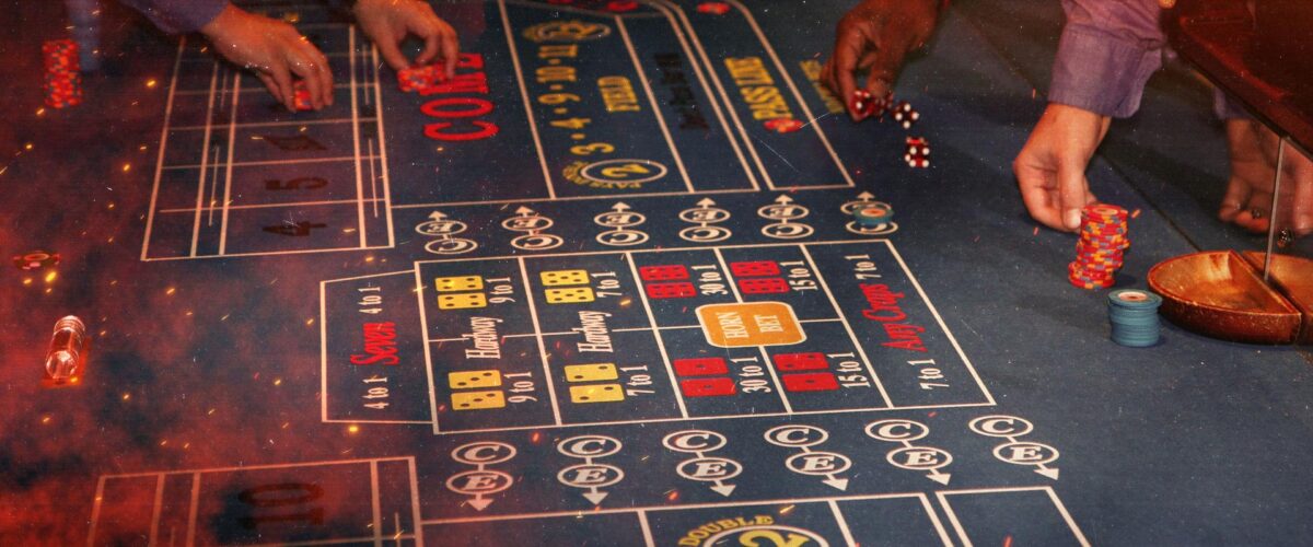 un tavolo da gioco dei dadi con persone intente a giocare