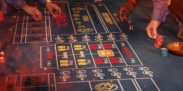 un tavolo da gioco dei dadi con persone intente a giocare