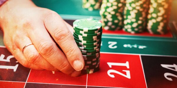 delle fish ad un tavolo della roulette in attesa di effettuare una puntata costante
