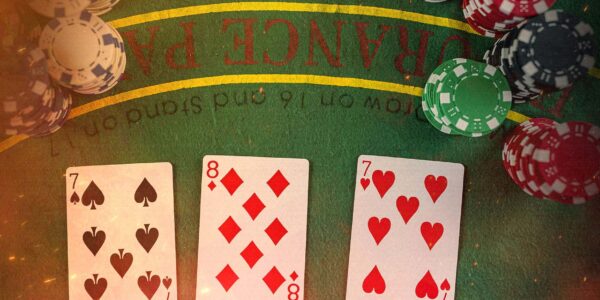 tre carte da poker su un tavolo verde